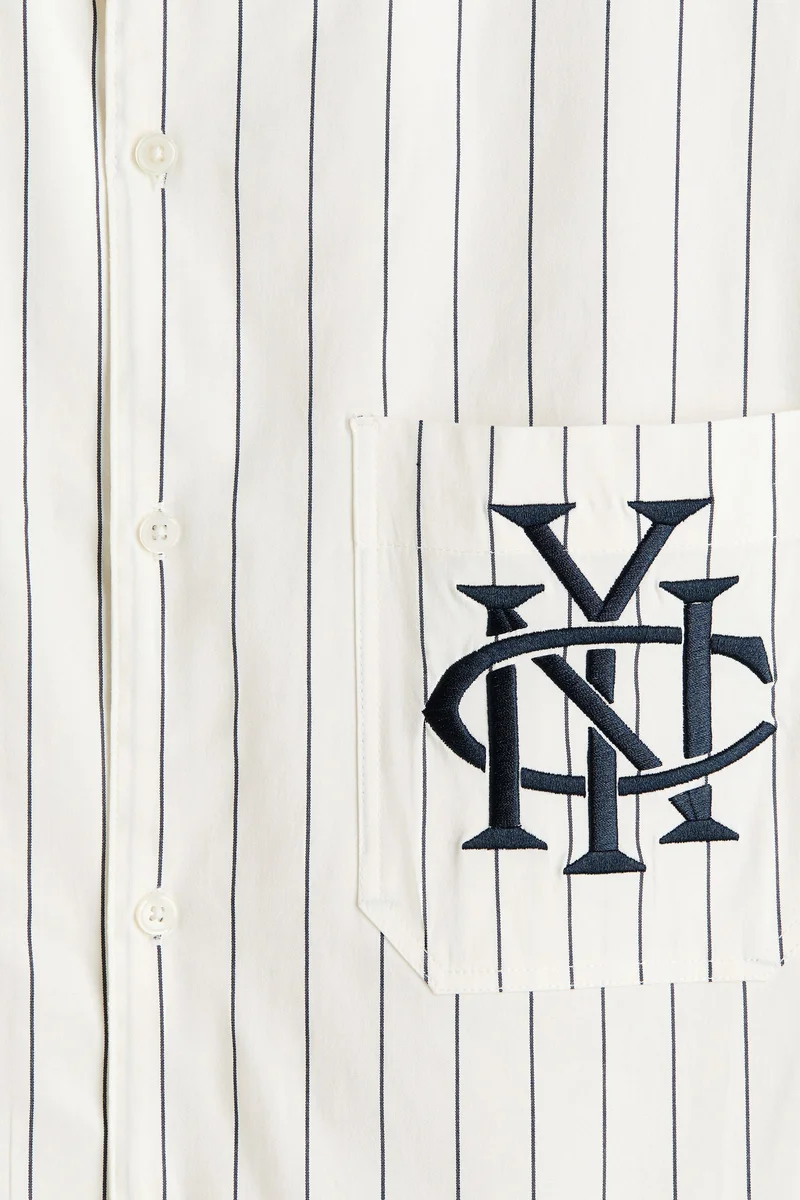 اتش اند ام قميص بقصّة عادية بتفاصيل مطرزة